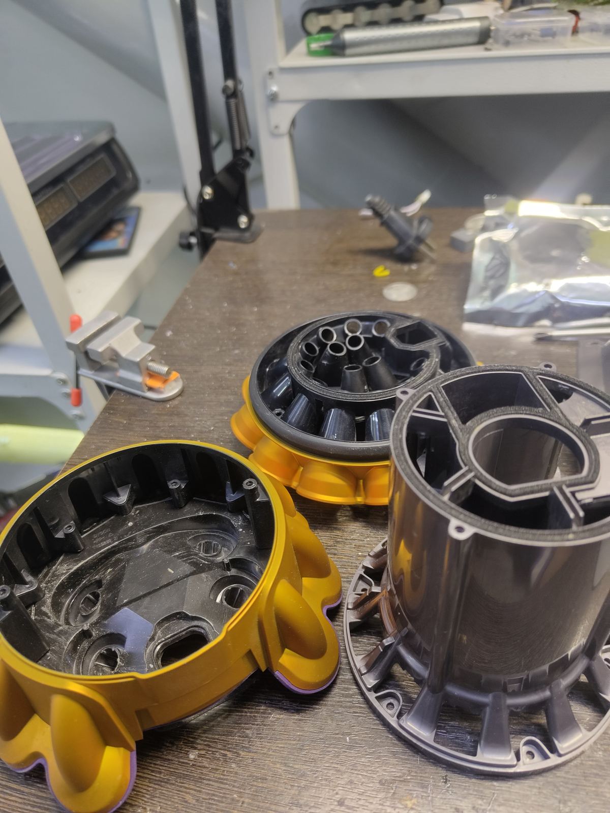 Детали пылесоса Dyson: циклон и корпус