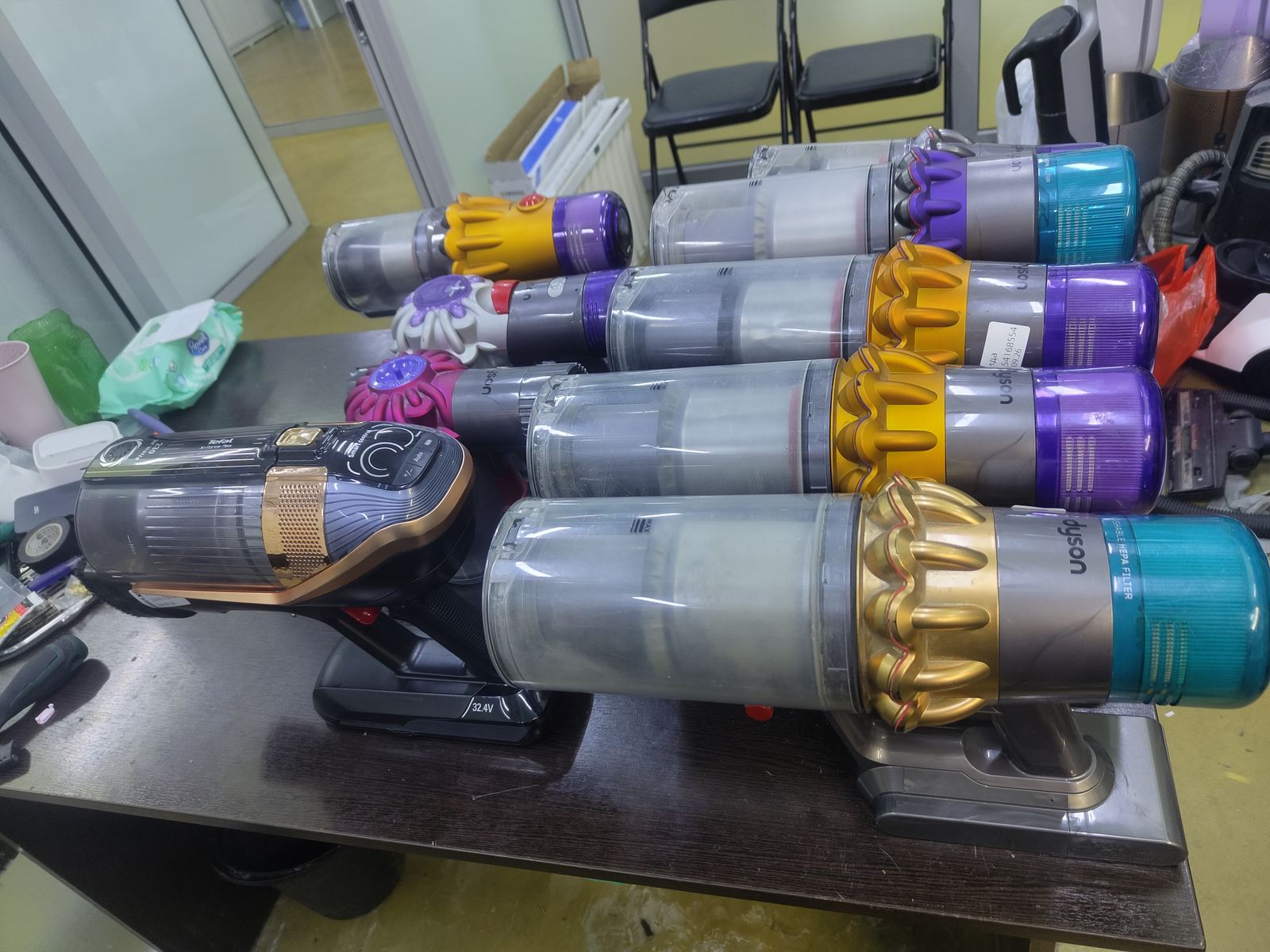 Ряд пылесосов Dyson на ремонте