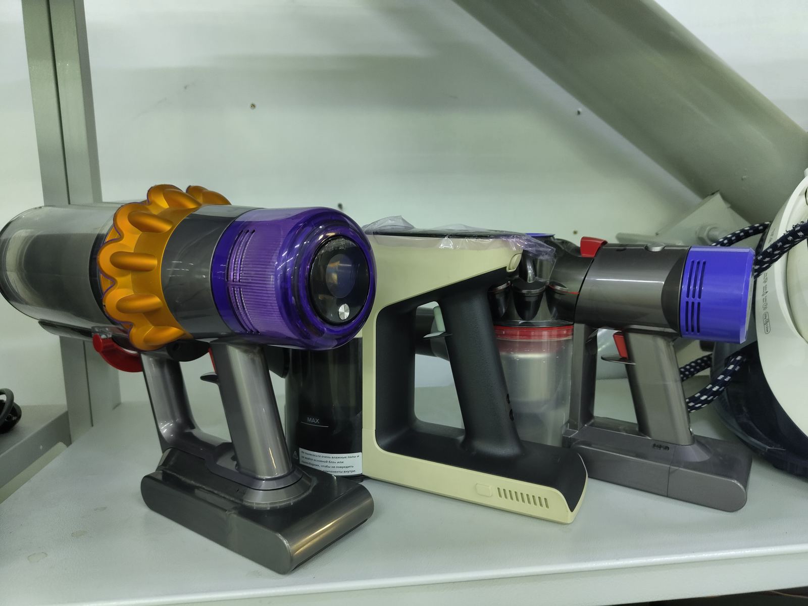 Беспроводные пылесосы Dyson в мастерской